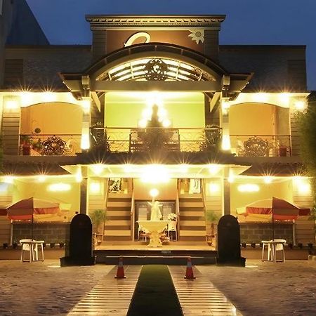 Patria Palace Hotel Blitar Ngoại thất bức ảnh