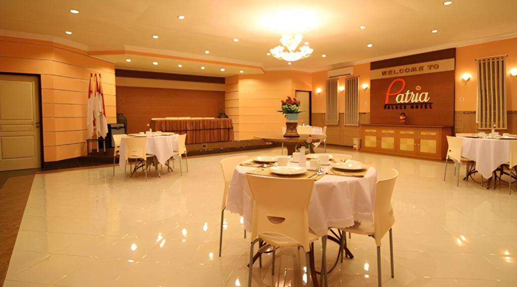 Patria Palace Hotel Blitar Ngoại thất bức ảnh