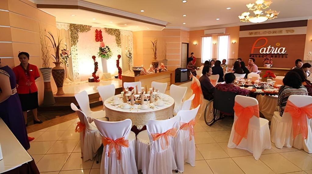 Patria Palace Hotel Blitar Ngoại thất bức ảnh