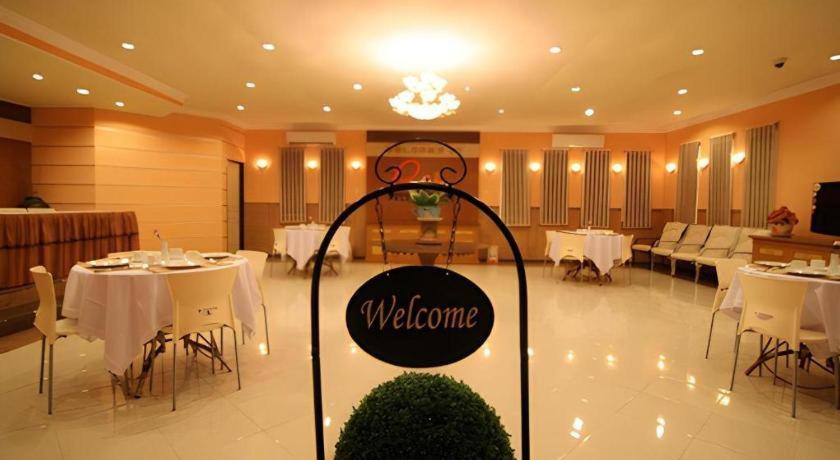 Patria Palace Hotel Blitar Ngoại thất bức ảnh
