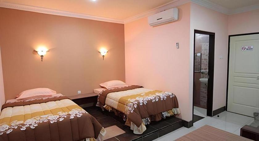 Patria Palace Hotel Blitar Ngoại thất bức ảnh