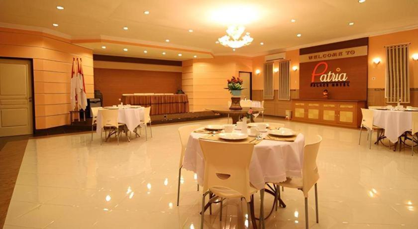 Patria Palace Hotel Blitar Ngoại thất bức ảnh