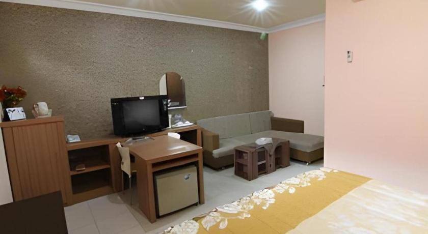 Patria Palace Hotel Blitar Ngoại thất bức ảnh
