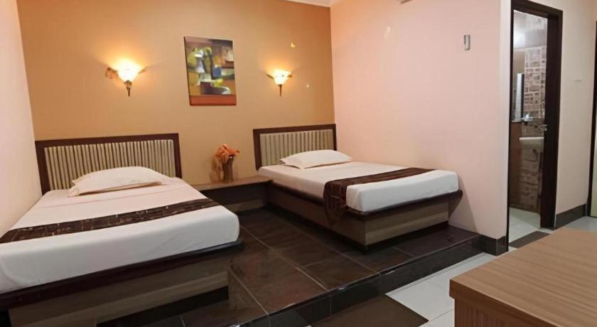 Patria Palace Hotel Blitar Ngoại thất bức ảnh