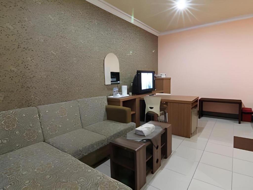 Patria Palace Hotel Blitar Ngoại thất bức ảnh
