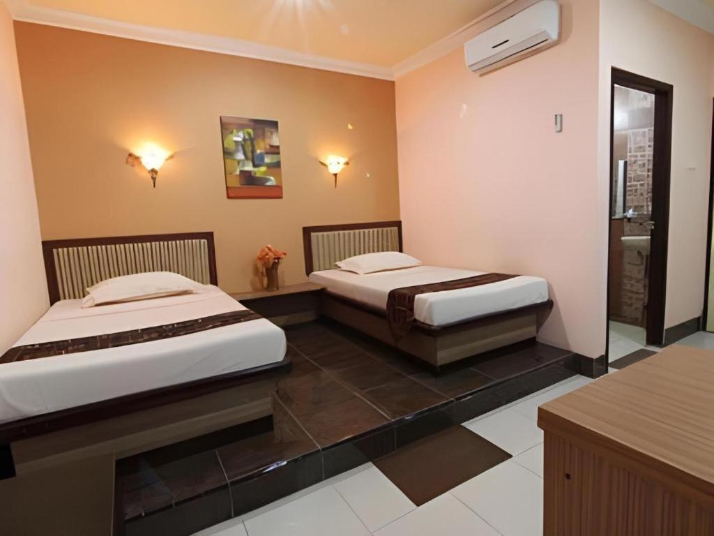 Patria Palace Hotel Blitar Ngoại thất bức ảnh