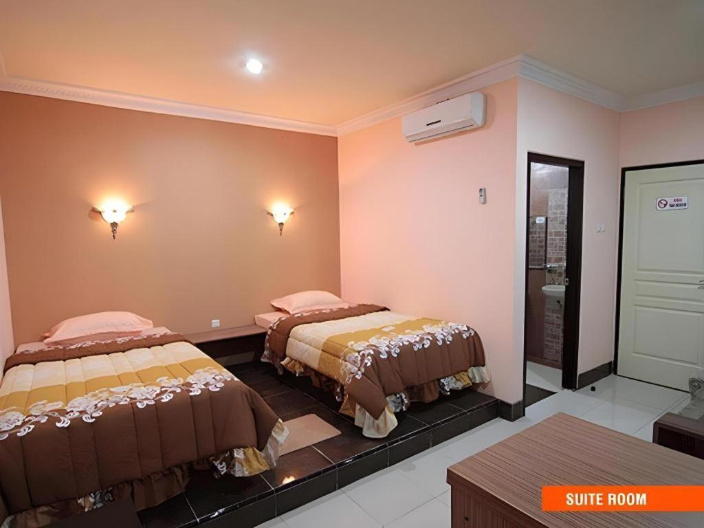 Patria Palace Hotel Blitar Ngoại thất bức ảnh