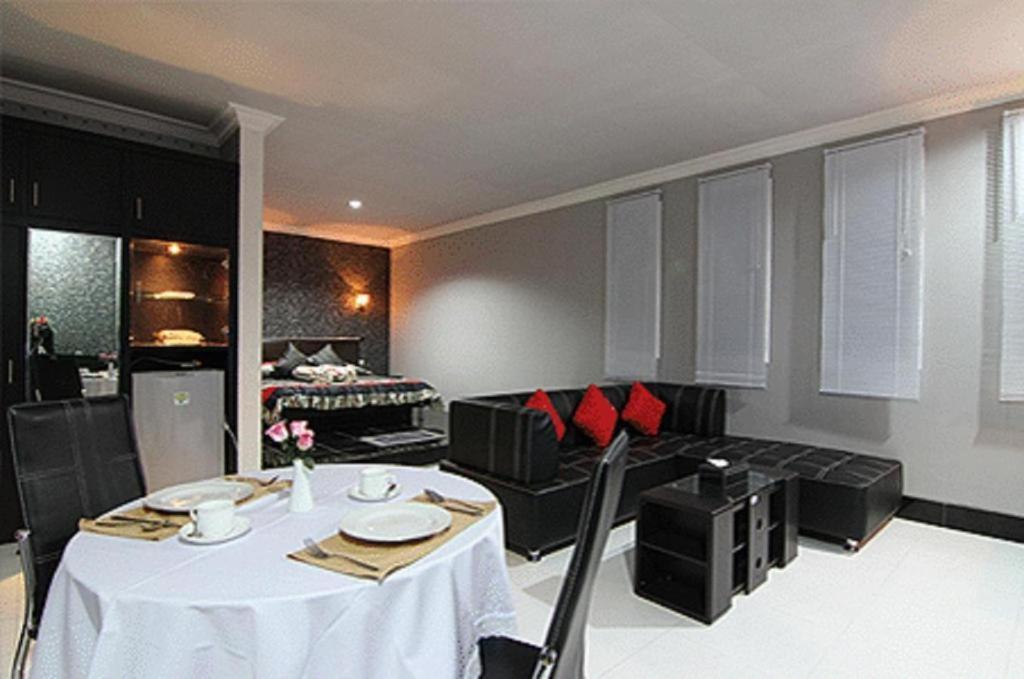Patria Palace Hotel Blitar Ngoại thất bức ảnh