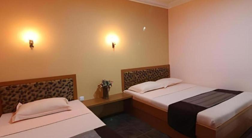 Patria Palace Hotel Blitar Ngoại thất bức ảnh