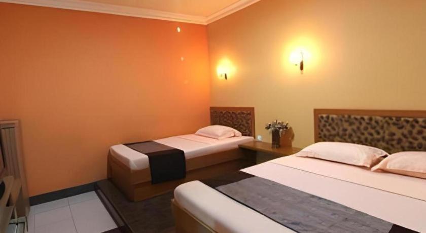 Patria Palace Hotel Blitar Ngoại thất bức ảnh