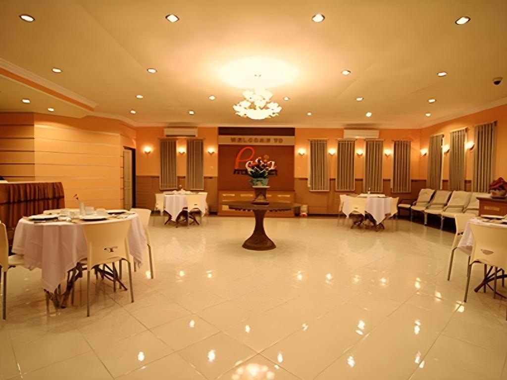 Patria Palace Hotel Blitar Ngoại thất bức ảnh