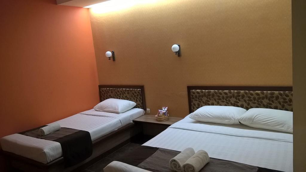 Patria Palace Hotel Blitar Ngoại thất bức ảnh